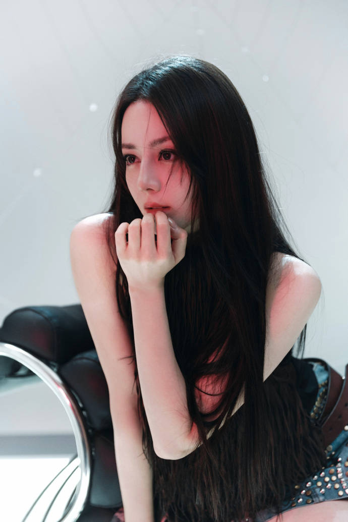 迪丽热巴俏脸圆润身材火辣性感撩人!美得梦回早期胖迪 迪丽热巴俏脸圆润身材火辣性感撩人!美得梦回早期胖迪