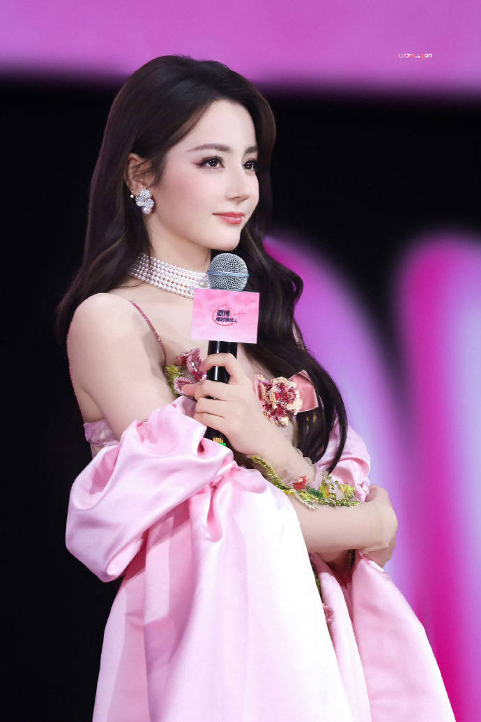 迪丽热巴香辣狂欢见面会美爆了！她变身花仙子腰臀比绝了
