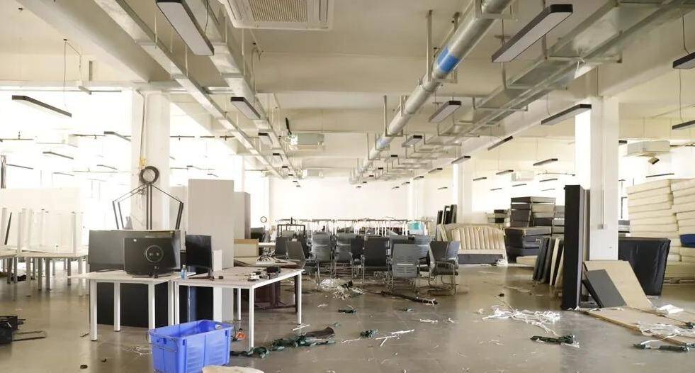 本地网友拍摄西港近期的街景，现在大街上连中国人的影子都看不到了，海边也是显得特别的冷清，不少大楼都被空置了。