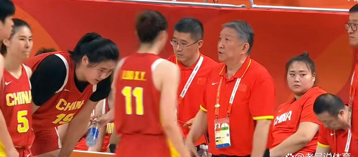 中国女篮逆转获铜牌！宫鲁鸣亟需总结，锋线发挥乏力且缺少外线