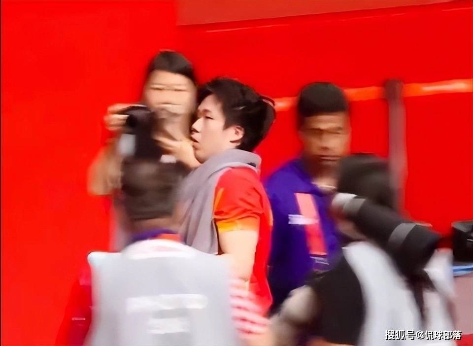 王楚钦颁奖仪式直呼“我累了”！回应：带伤作战 已拼尽全力没有遗憾