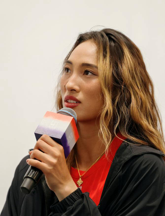 笑喷！郑钦文面对女球迷求婚机智回应：“我喜欢男的！”