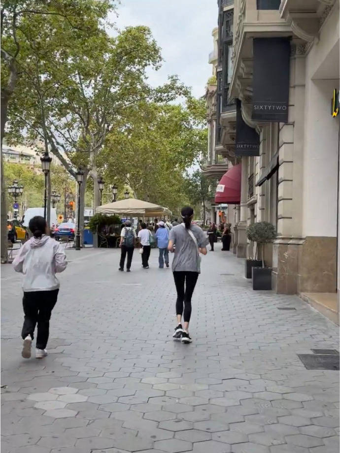 关晓彤巴塞罗那晨跑被偶遇 大长腿吸睛引热议