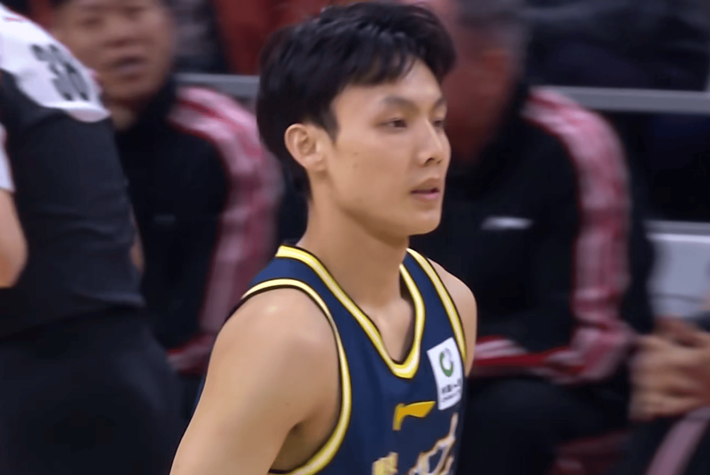 热身赛:宏远豪取37分大胜!徐杰崔永熙表现抢眼,朱芳雨回归观战