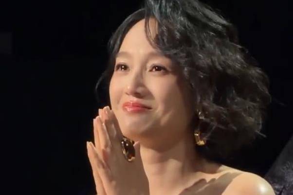朱丹晒女儿陪自己录披哥的vlog，9岁的念念身高已快到妈妈肩膀封面图