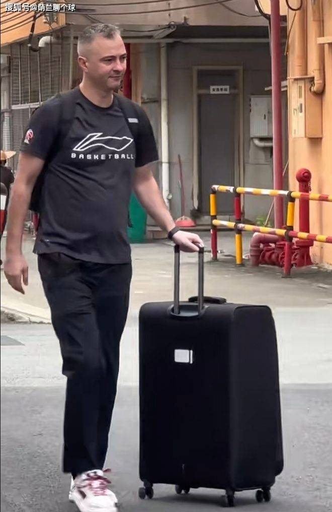 广东男篮出征！两大主力留守，季前赛只能单外援，首秀碰山东恐难赢