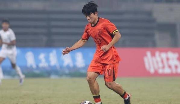 10.10日:降级专业户!17岁邝兆镭4年四段履历全掉级,青岛当初真该引进吗
