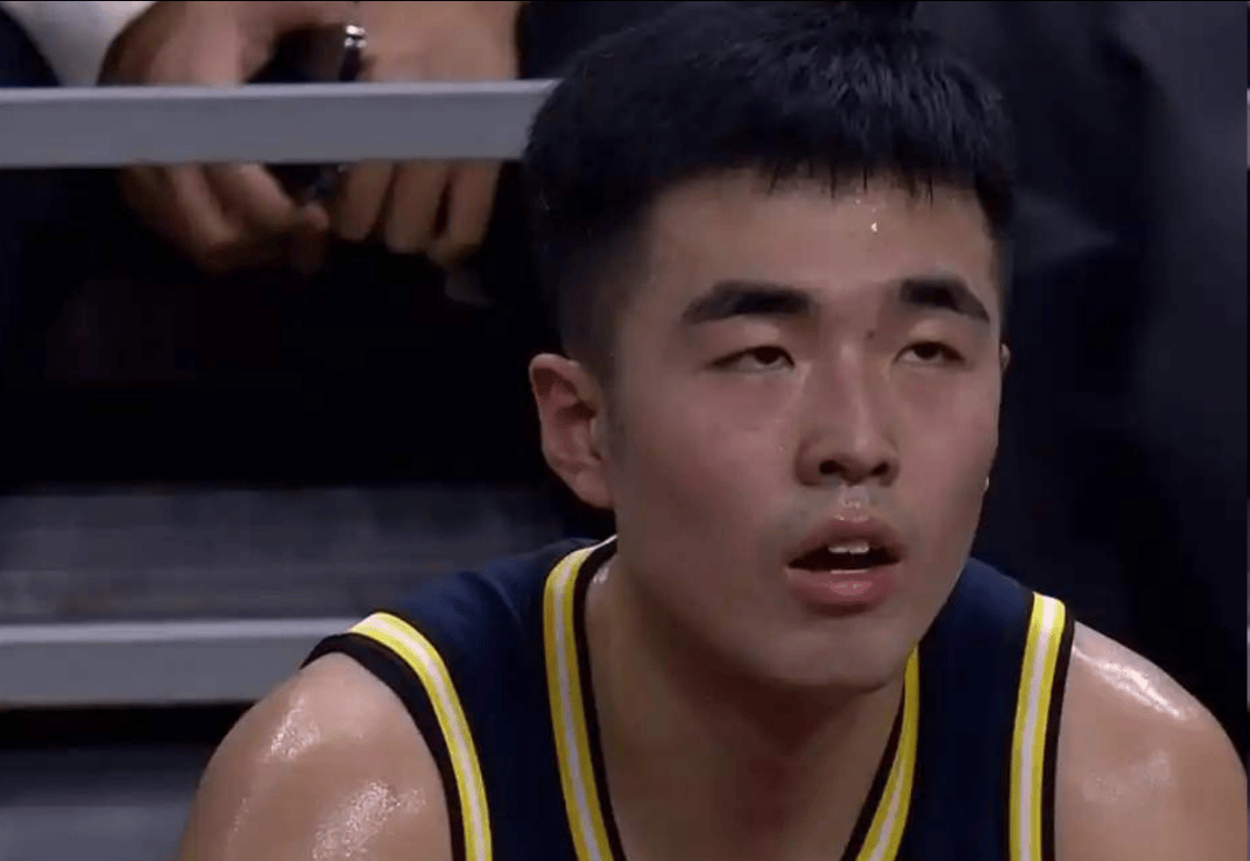 广东新帅看走眼!0分4犯1失误,粤蜜:张皓嘉都有长进了,你呢?