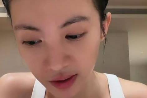 金晨回应被王楚然替换争议:夸王楚然“很美很撒得开”,笑称“我依然还在,我还活着”封面图