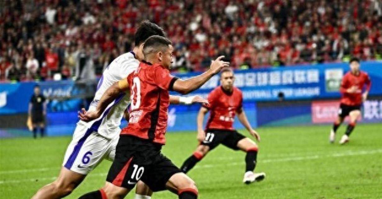 10月15日，成中超公敌了？这三点原因！球迷不愿意看到成都蓉城本赛季夺冠