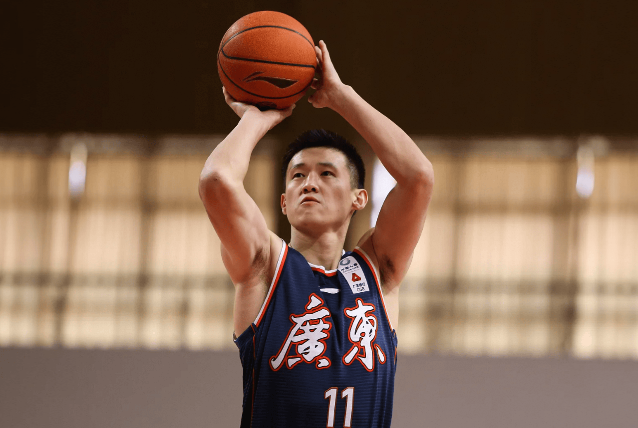 原创
            宏远速递！杜锋深情寄语球队，周鹏创造历史，广东全队聚餐暗藏玄机
