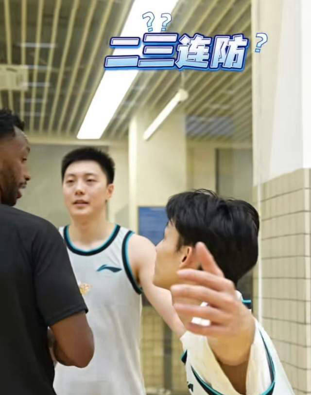 原创
            不以为耻反以为荣？徐杰胡明轩重现经典防守场面，给弗格来了个“下马威”