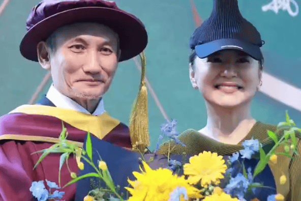 徐克荣膺香港演艺学院荣誉博士 林青霞亲临献花致贺