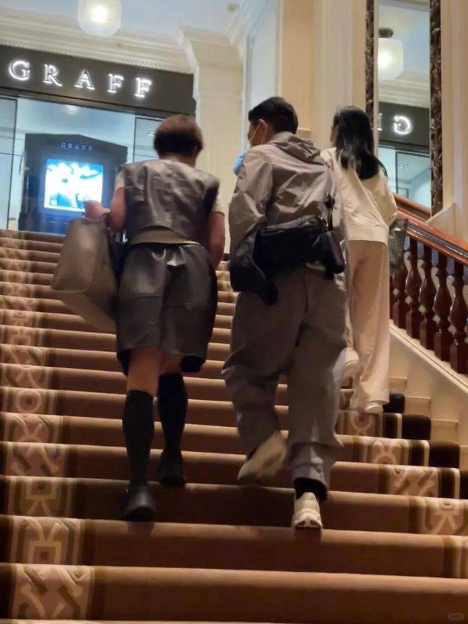 刘德华罕见与妻子同框 60岁朱丽蒨体态超年轻 竟被路人误认成女儿