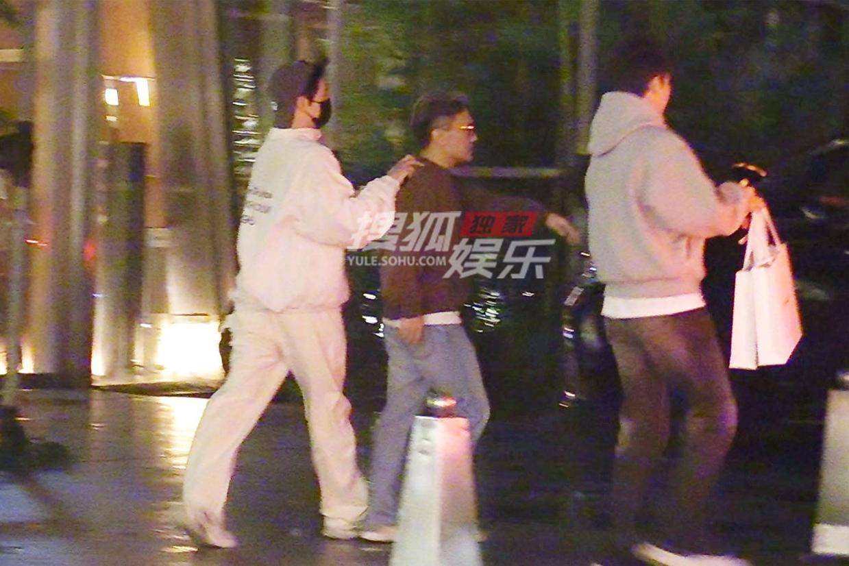 杨洋酒店私会好友 勾肩搭背尽显真性情引热议