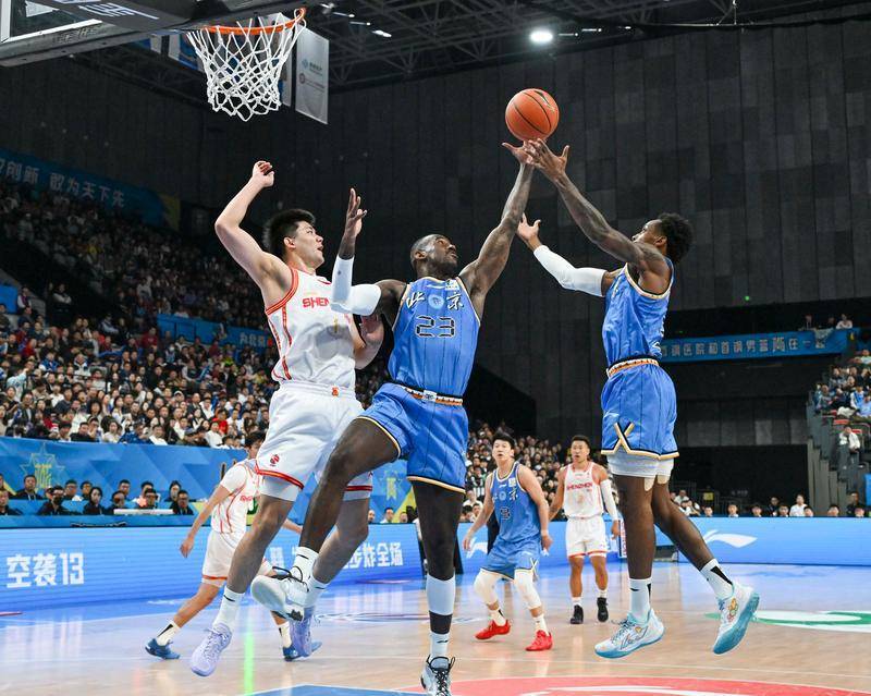 沃特斯21分曾凡博19+7 北京首钢狂胜深圳58分