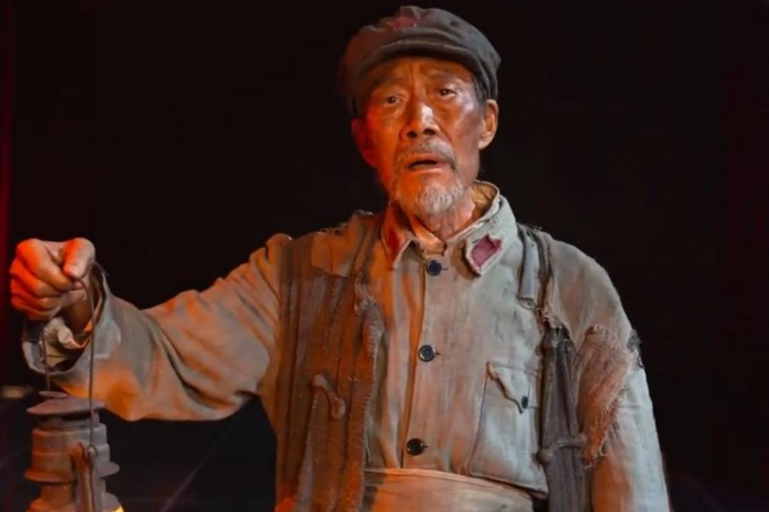 72岁李雪健双耳听不见也说不了话，靠AI制作旁白，无声表演震撼全场封面图
