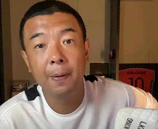 10.24日：这也太双标，徐亮放话再降薪没人踢球了，拿一流薪资踢四流成绩，离谱吗