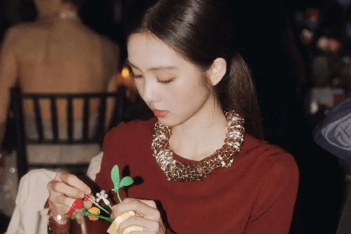 黄多多揭秘VOGUE红毯出发图：背景插画皆为自创，红裙女孩入画