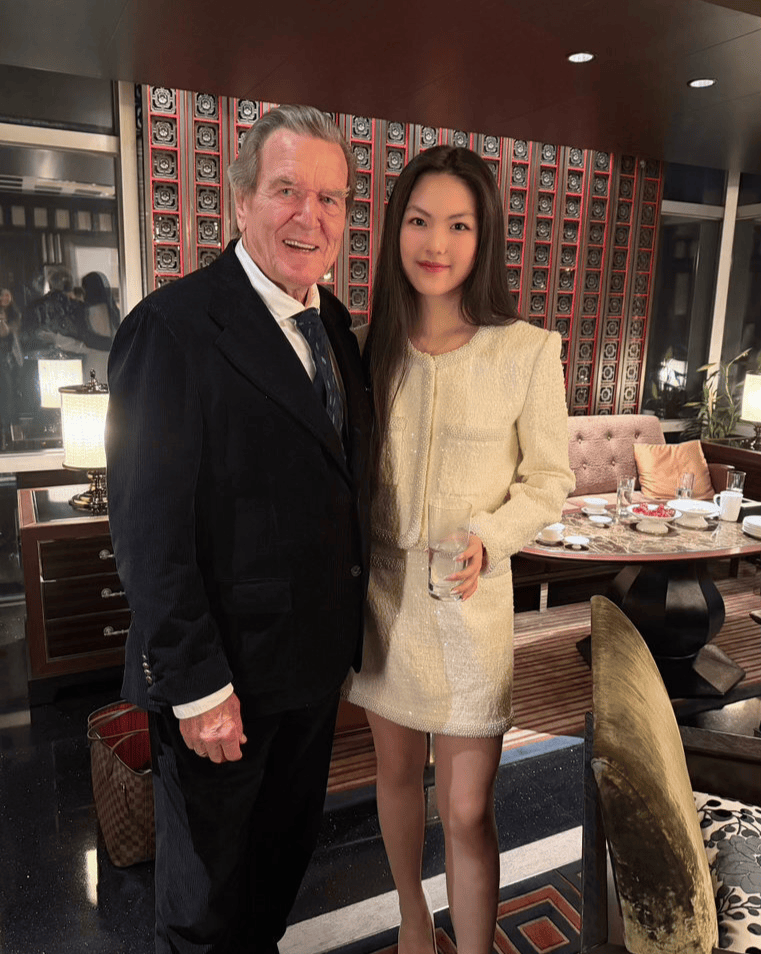 ドイツのゲアハルト・シュレーダー元首相と並ぶワン・シーリン