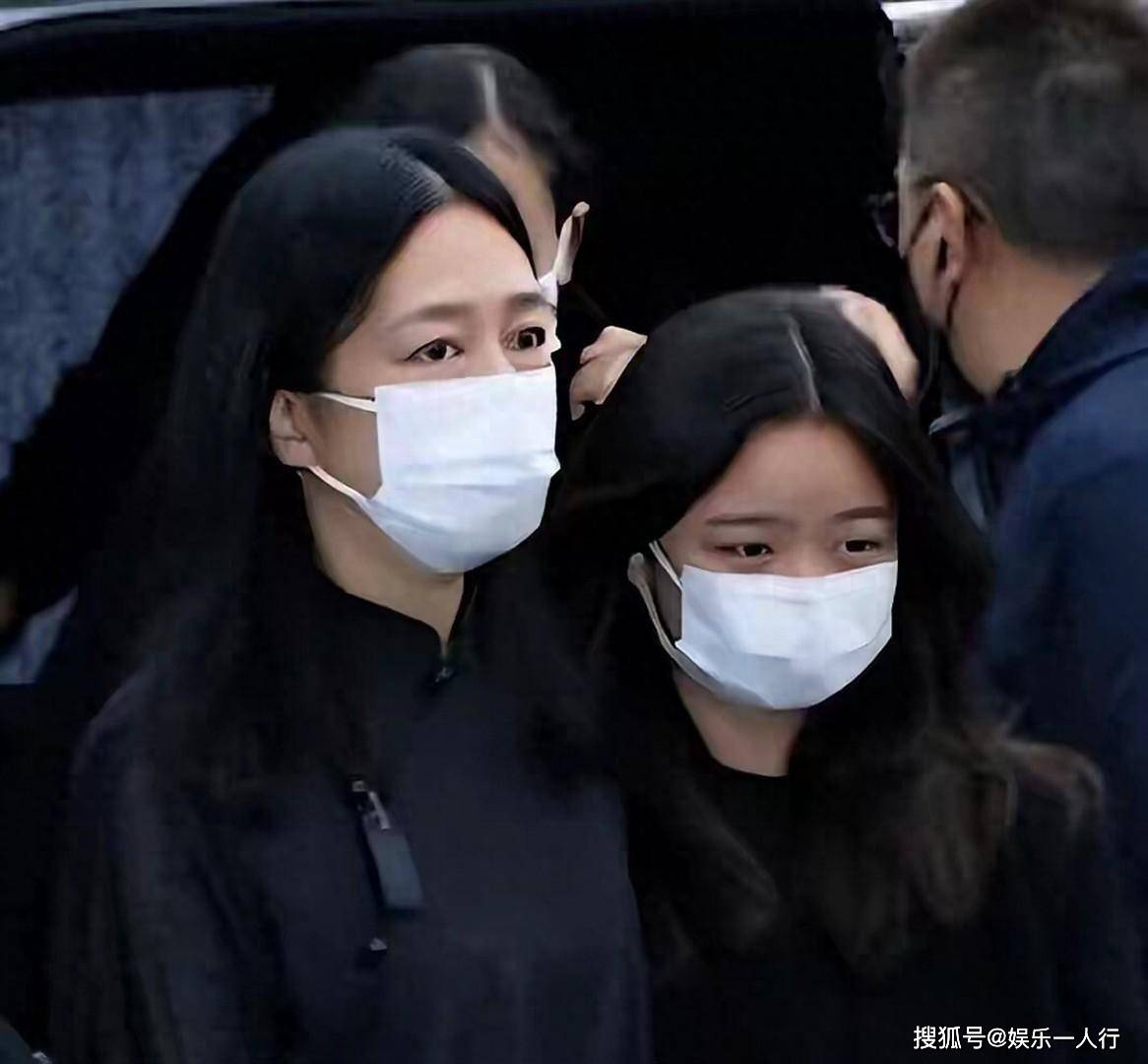 刘德华朱丽倩合影走红：65岁的他两鬓已白....