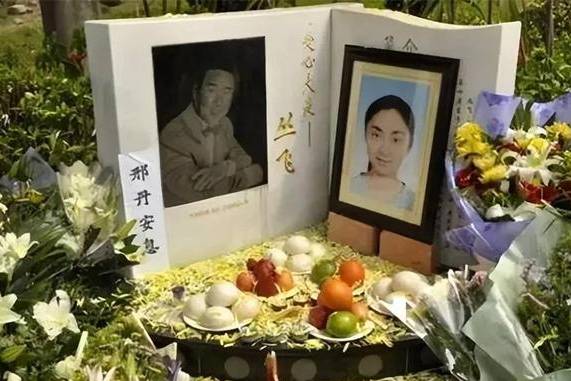 回顾：夫妻资助180名学生，丈夫患癌身亡后，妻子被资助群体杀死