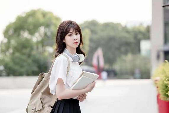 资助8年的女生成全职太太，嫁给大13岁的有钱人，深挖之下感人至深