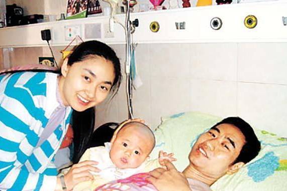 直击丛飞墓地，生前资助200多贫困儿童，死后和妻子合葬鲜少人来