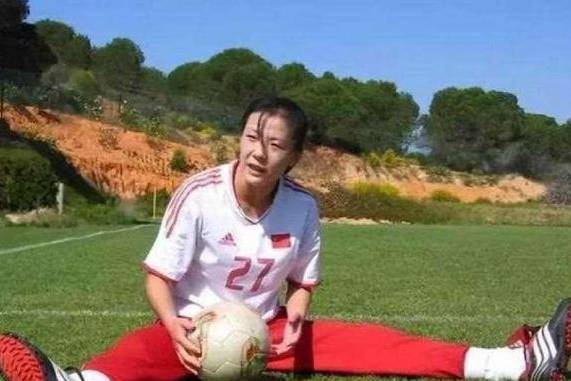 2018年，前女足国脚张欧影病逝美国：临终前丈夫为其换上7号球衣