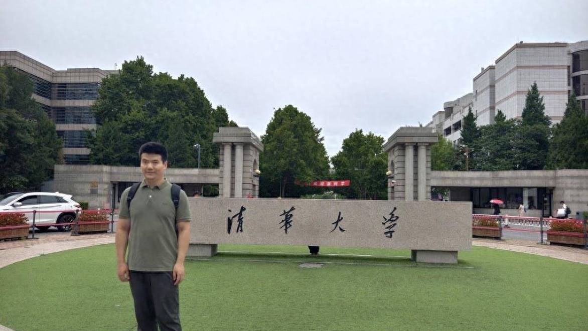 走出盲校后，他成为清华首位全盲博士生