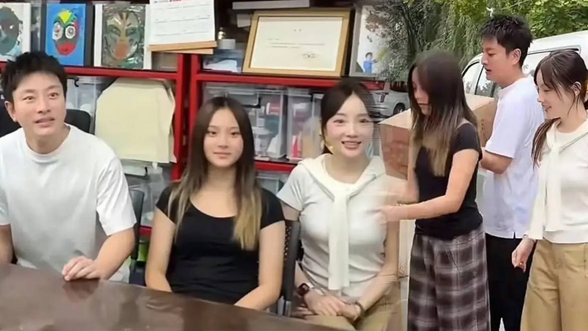 贾乃亮李小璐罕见同框！带女儿一起做公益