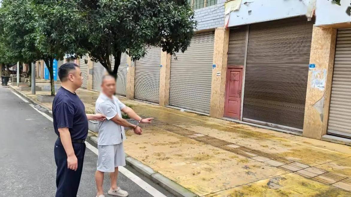 男子用5元购买一叠冥币，又花1.5元购买一双黑袜子，在街头骗得大爷3000元现金，警方提醒：警惕“丢包诈骗”