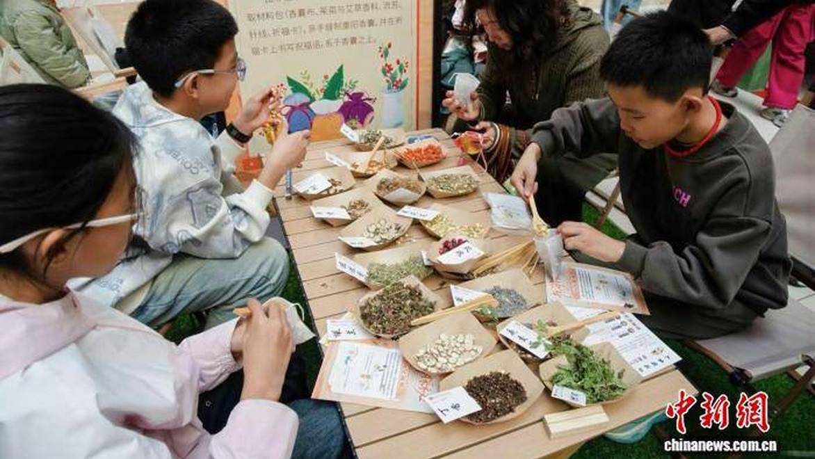 宁夏固原：重阳市集焕新登场 书香非遗演绎敬老情
