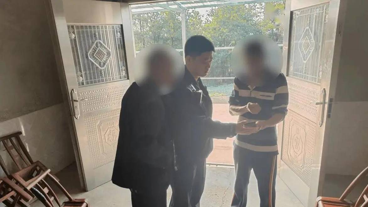 男子把存20万银行卡藏鞋里寄出，八旬老父劝阻无效，情急之下步行近10公里报案；男子不承认受骗，民警当场联系骗子被挂断，他才醒悟