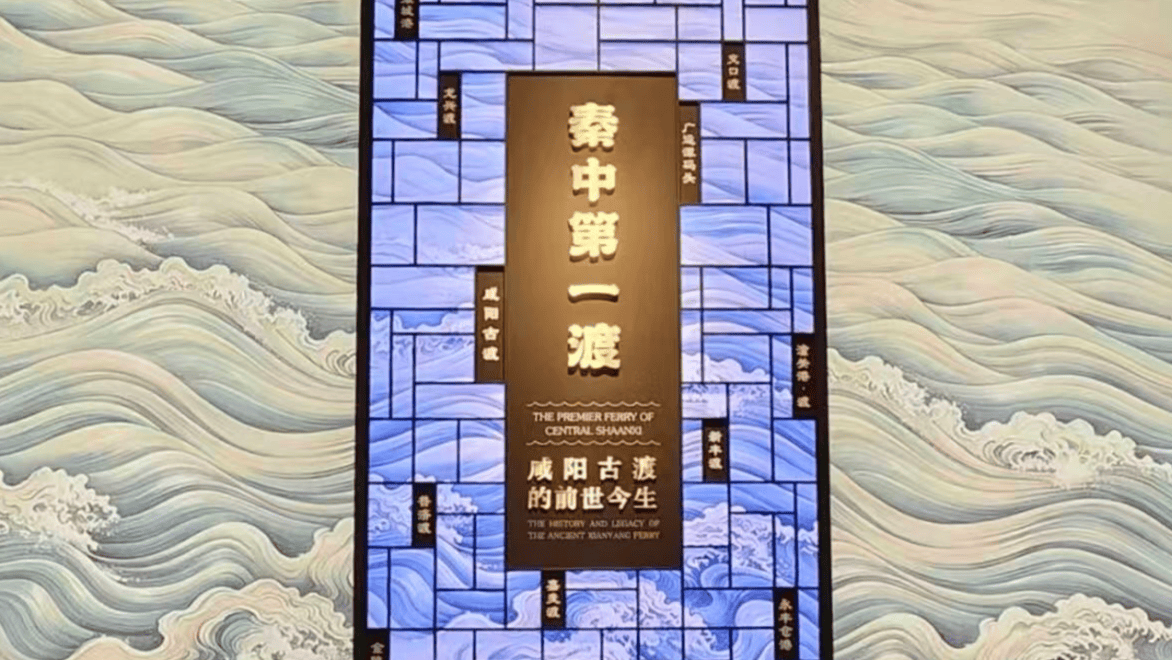唐三彩女立俑