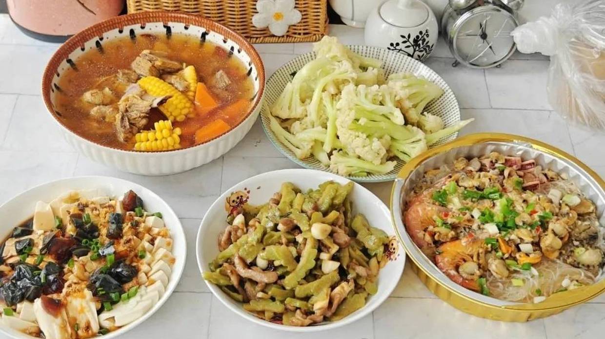 今天的午餐：蒜蓉粉丝蒸海鲜，四道菜再来一道营养汤，孩子老人吃得开心