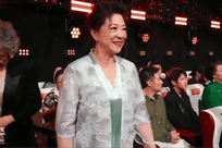王骁斩获百花奖最佳男配角 母亲王馥荔在台下喜极而泣
