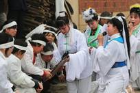 回顾：河南哭丧拜灵女子一年哭70多场磕头上万次每场挣700元左右