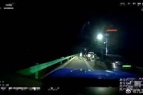 5人在公路中间摆桌吃饭 警方通报
