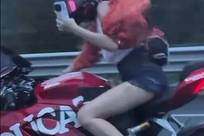 “女子骑摩托车高速狂飙时速超200公里”，警方通报：曹某（女，20岁）、陈某（男，30岁），被刑拘