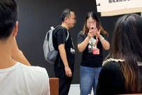 开会全靠“演”？记者卧底实录保险公司“摆拍走账”内幕：自带外套二次换装、租牙科诊所雇人扮演听众