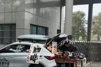 男子在殡仪馆门口售卖咖啡被网友称“商业鬼才”，自称5点出摊9点回家，给熬夜的顾客提提神，殡仪馆：已教育，不会再来