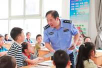 14年，他成了1200个孩子的“警察爸爸”