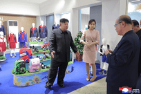 金正恩携女儿金主爱视察轻工业部门服装及鞋展：轻工业部门要优先发展产品图案，这比什么都重要，鼓励大量出版宣介新衣裳和鞋类的画册杂志