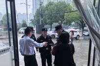 女子被骗收百万假存折 取钱时银行报警