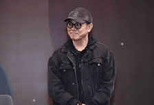 李连杰晒与女儿合照，称面容改变是因为患甲亢，担心没人看他模样