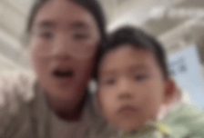 女子拍视频称托举孩子进山姆遭网暴，两次出镜道歉