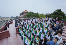 激动、震撼！港澳约1000名学生在天安门广场观升旗