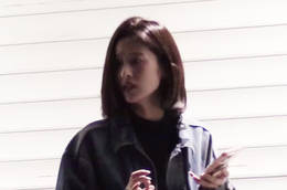 颖儿影棚门口等餐 忙开工只得匆匆返回