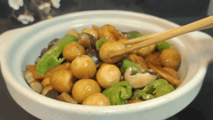 这两样食材绝配，一炒一焖就出锅！食材裹满了酱汁，下饭又营养，这一个菜能扫光一锅饭